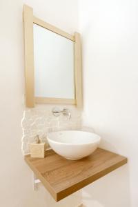 A bathroom at Onar Rooms & Studios