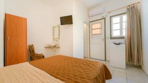 A bed or beds in a room at Onar Rooms & Studios