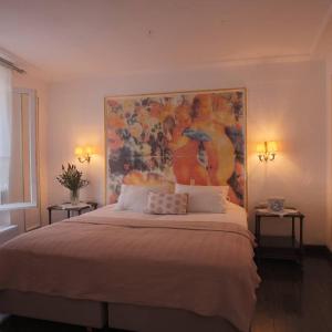A bed or beds in a room at Moshinos Hotel
