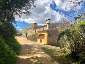 an old stone building on a dirt road at Can LLorens in Llagostera