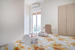 ヴィーコ・エクエンセにあるCasa Florianaの白いベッドルーム(大型ベッド、タオル付)