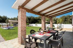 A seating area at Villa fuente redonda