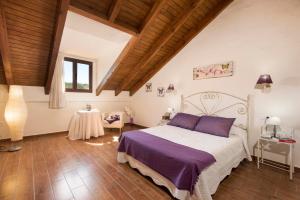 A bed or beds in a room at Villa fuente redonda Még 28 kép