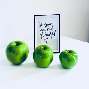 drie groene appels op een tafel met een foto bij Boardinghouse BeOne in Villingen-Schwenningen
