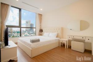 een witte slaapkamer met een bed en een groot raam bij Vinhomes Premium Apartment in Ho Chi Minh-stad