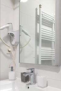 baño con espejo y lavabo con secador de pelo en Apartman Loen, en Zagreb