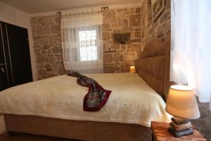 - une chambre dotée d'un lit avec une chaussure dans l'établissement Apartments Nikolla, à Split
