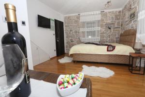 - une bouteille de vin et un bol de bonbons dans l'établissement Apartments Nikolla, à Split