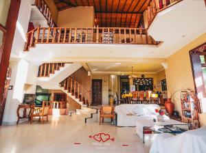 sala de estar con sofá y escalera en 中国蒲公英民宿Dandelion Guest house Villa with Mount View, en Kandy
