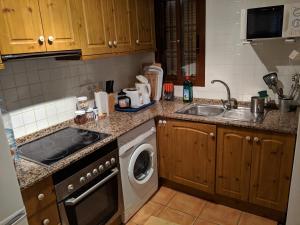 A kitchen or kitchenette at Beautiful 1 bedroom apartment in Roda, Los Alcazares. Larger than average.