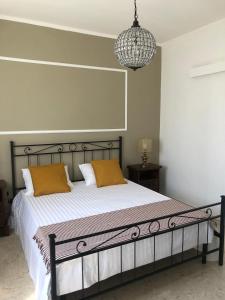 萊波拉諾的住宿－B&B Nonna Pina，一间卧室配有一张大床和两个橙色枕头