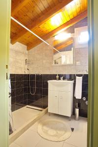 Ένα μπάνιο στο Darmani Spyros Apartments +35 φωτογραφίες