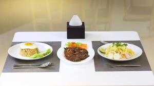 Makanan di atau berdekatan hotel