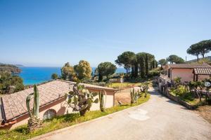 a road leading to a house and the ocean at Residenza il Gabbiano in Capoliveri