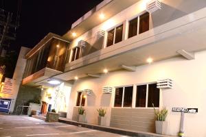 un edificio bianco con piante in vaso di fronte ad esso di The Center Suites a Cebu City