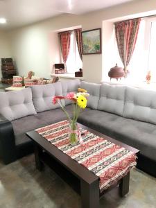 uma sala de estar com um sofá e uma mesa de centro em Zanger Hotel em Goris
