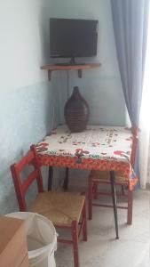 a table with a vase sitting on top of it at Grande Appartamento Dei Mille in Novi Ligure