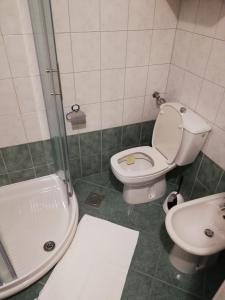Et badeværelse på Miškar Rooms