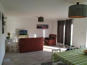 a living room with a couch and a chair at Casa da Tia Dulce in Pataias