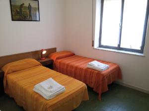 Zimmer mit 2 Betten und einem Fenster in der Unterkunft Hotel Elizabeth - Soverato in Soverato Marina