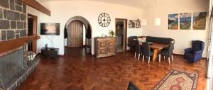 ein Wohnzimmer mit einem Tisch und einem Esszimmer in der Unterkunft Casa Matschinegg Madeira in Caniço