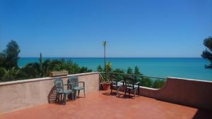 ペダーゾにあるVilla del Paralleloの海の景色を望むバルコニー(椅子付)