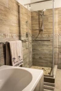 Haus Mopanie في تسومب: حمام مع دش ومغسلة وحوض استحمام