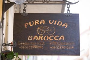 una señal para un restaurante barracuda barracuda en Pura Vida Barocca, en Ragusa