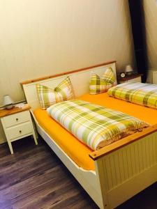 1 dormitorio con 2 camas y mesita de noche en Ferienwohnung Hotel Glockenhof, en Eltville am Rhein
