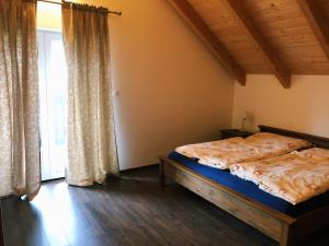 Posteľ alebo postele v izbe v ubytovaní Apartmán pod orechom