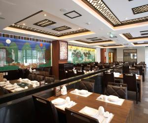 北京北京文津国际酒店的一间有桌椅的餐厅