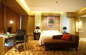 Habitación de hotel con cama y escritorio en Wenjin Hotel, Beijing, en Beijing