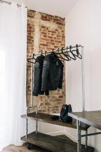 a room with a rack with jackets hanging on a wall at Mazzini 33 in Lainate