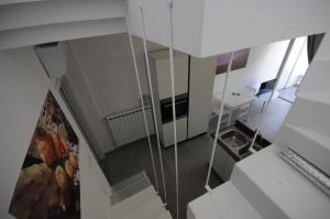 um quarto com uma escada com uma secretária e um espelho em Appartamenti porta mare em Otranto