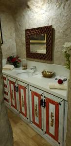 y baño con lavabo y espejo. en MOLINO DEL PUENTE, en Cuenca
