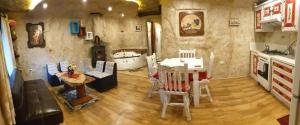 a living room with a table and a kitchen at MOLINO DEL PUENTE in Cuenca