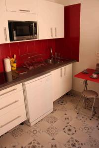 a kitchen with a sink and a microwave at Superbe T2 3 étoiles à proximité des thermes et des pistes cyclables in Lamalou-les-Bains