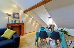 a living room with a blue table and chairs at Le Romantique in Montbéliard