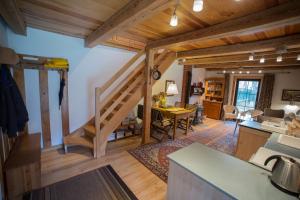 eine Küche und ein Wohnzimmer mit einer Treppe in einem Haus in der Unterkunft Bondyrz 134 in Bondyrz