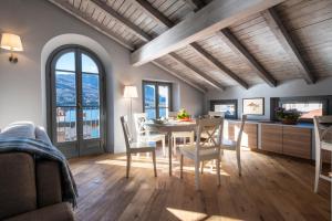 una cucina e una sala da pranzo con tavolo e sedie di Isola Bella Apartments - Via del Voltone a Stresa