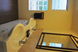 Vonios kambarys apgyvendinimo įstaigoje Raina Holiday Accommodation