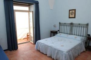 sypialnia z łóżkiem i przesuwnymi szklanymi drzwiami w obiekcie Villa Rina w Amalfi