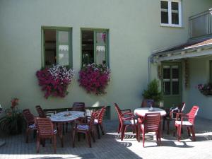 A restaurant or other place to eat at Weinstube Schwalbennest