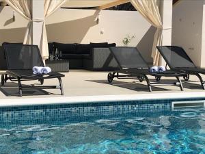 Bazén v ubytovaní Apartmani Vujić- Villa Dolac alebo v jeho blízkosti