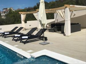 Bazén v ubytovaní Apartmani Vujić- Villa Dolac alebo v jeho blízkosti