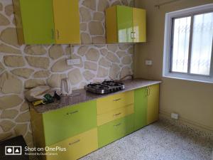 Kuchyň nebo kuchyňský kout v ubytování Leela's Cottage