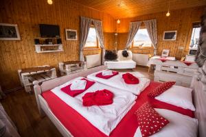 1 dormitorio con 2 camas con almohadas rojas. en Hestasport Cottages, en Varmahlid