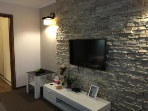 Televízia a/alebo spoločenská miestnosť v ubytovaní Komfortowe Apartamenty