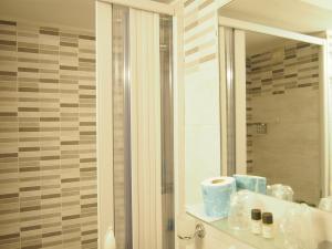 佛羅倫斯的住宿－桑塔克羅奇酒店，一间带水槽和镜子的浴室
