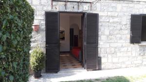 een open deur naar een gebouw met een potplant bij Casa Sauro in Menaggio